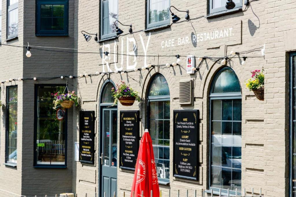 Oyo Ruby Pub & Hotel Брайтонн Экстерьер фото